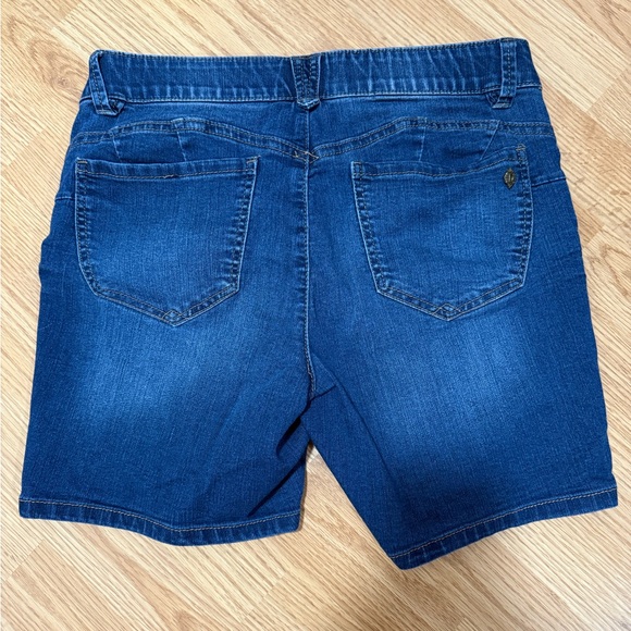 Democracy Blue Jean Shorts Modern Casual Style - Picture 2 of 3